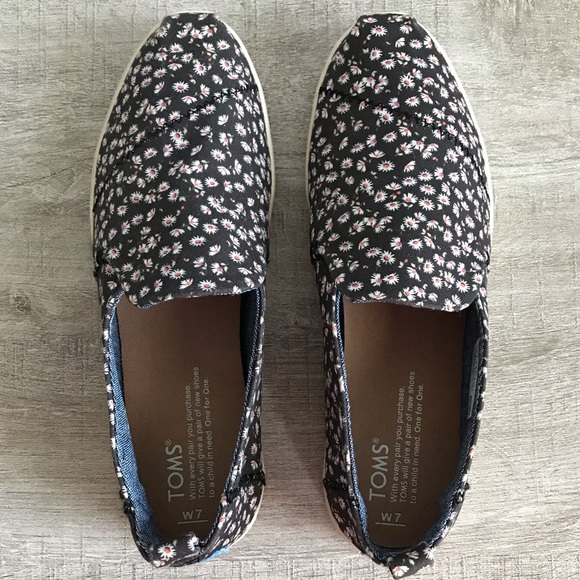 Toms Shoes - ❗️HP❗️TOMS Ditsy Daisy Slip On Canvas Shoes - Sz 7